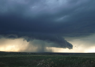 Esta foto de una <a  href="/earth/Atmosphere/clouds/cumulonimbus.html&edu=high&lang=sp">nube cumulonimbus</a> fue tomada en las <a href="/earth/grassland_eco.html&edu=high&lang=sp">praderas</a> del este de Wyoming. Note la <a  href="/earth/Atmosphere/precipitation/rain.html&edu=high&lang=sp">lluvia</a> y <a  href="/earth/Atmosphere/precipitation/hail.html&edu=high&lang=sp">granizo</a> cayendo de esta nube! Las nubes cumulonimbus se forman durante <a  href="/earth/Atmosphere/tstorm.html&edu=high&lang=sp">tormentas</a>, cuando aire hmedo y muy caliente se eleva hasta aire fro. A medida que este aire hmedo se eleva, el vapor de agua se <a href="/earth/Water/condensation.html&edu=high&lang=sp">condensa</a>, y formas enormes nubes <a href="/earth/Atmosphere/clouds/cumulonimbus.html&edu=high&lang=sp">cumulonimbus</a>.<p><small><em>    Fotografa cortesa de <a href="http://www.inclouds.com/" class=outlink>Gregory Thompson</a></em></small></p>